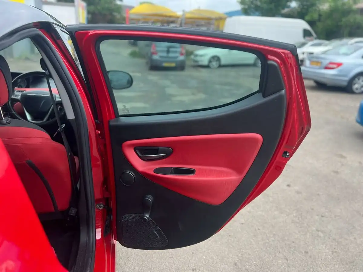 2014-chrysler-ypsilon-12-blackred-big-10