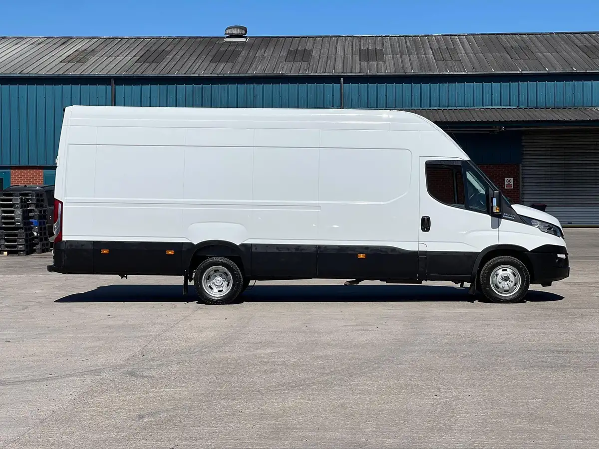 2017-iveco-daily-c-class-23td-35c14-mwb-35c14v-eu6-business-3520l-h2-panel-van-big-10