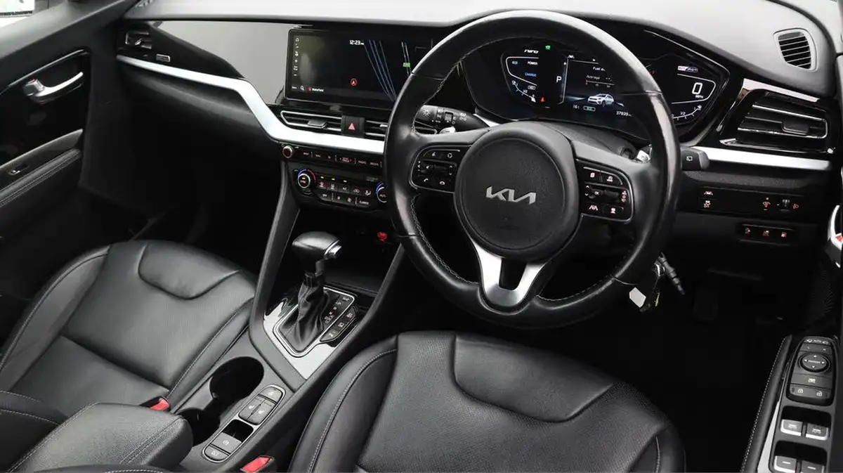 2021-kia-niro-16-gdi-phev-3-42in-cluster-big-8