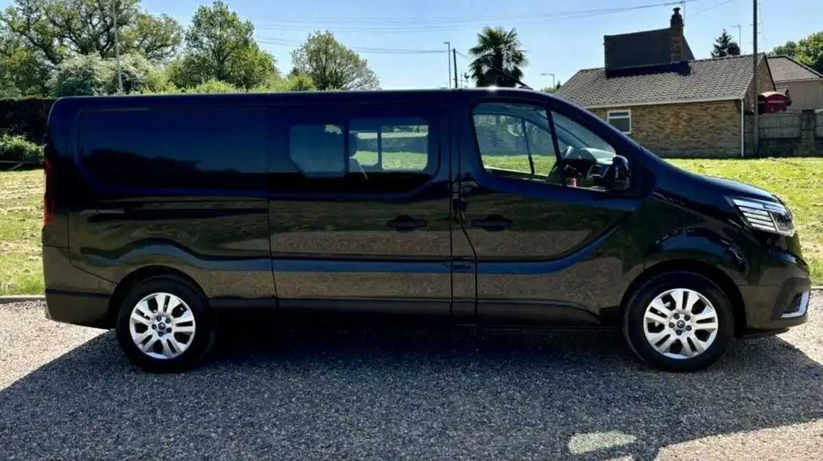 2023-renault-trafic-passenger-20-blue-dci-ll30-150-sport-big-2