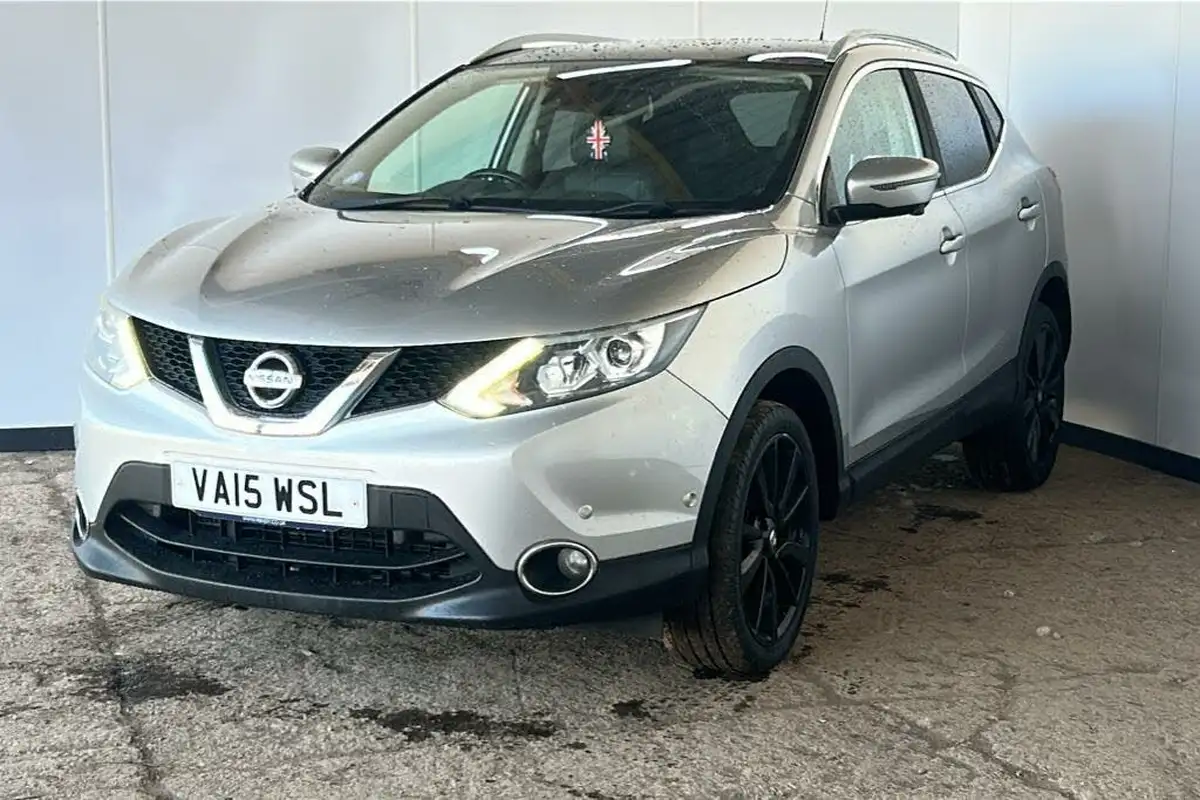 2015-nissan-qashqai-16-tekna-big-2