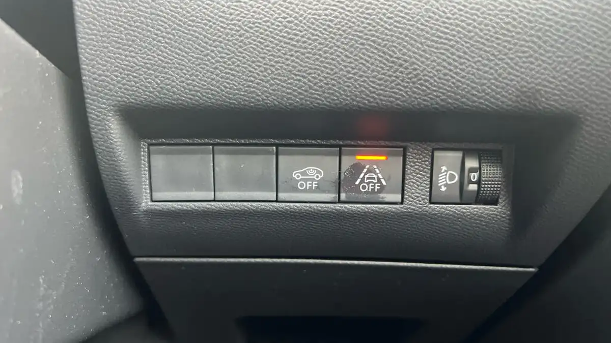 2022-peugeot-208-12-puretech-allure-premium-100bhp-big-31