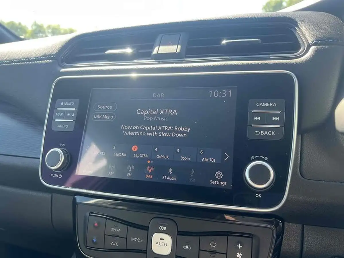 2021-nissan-leaf-e-tekna-big-43