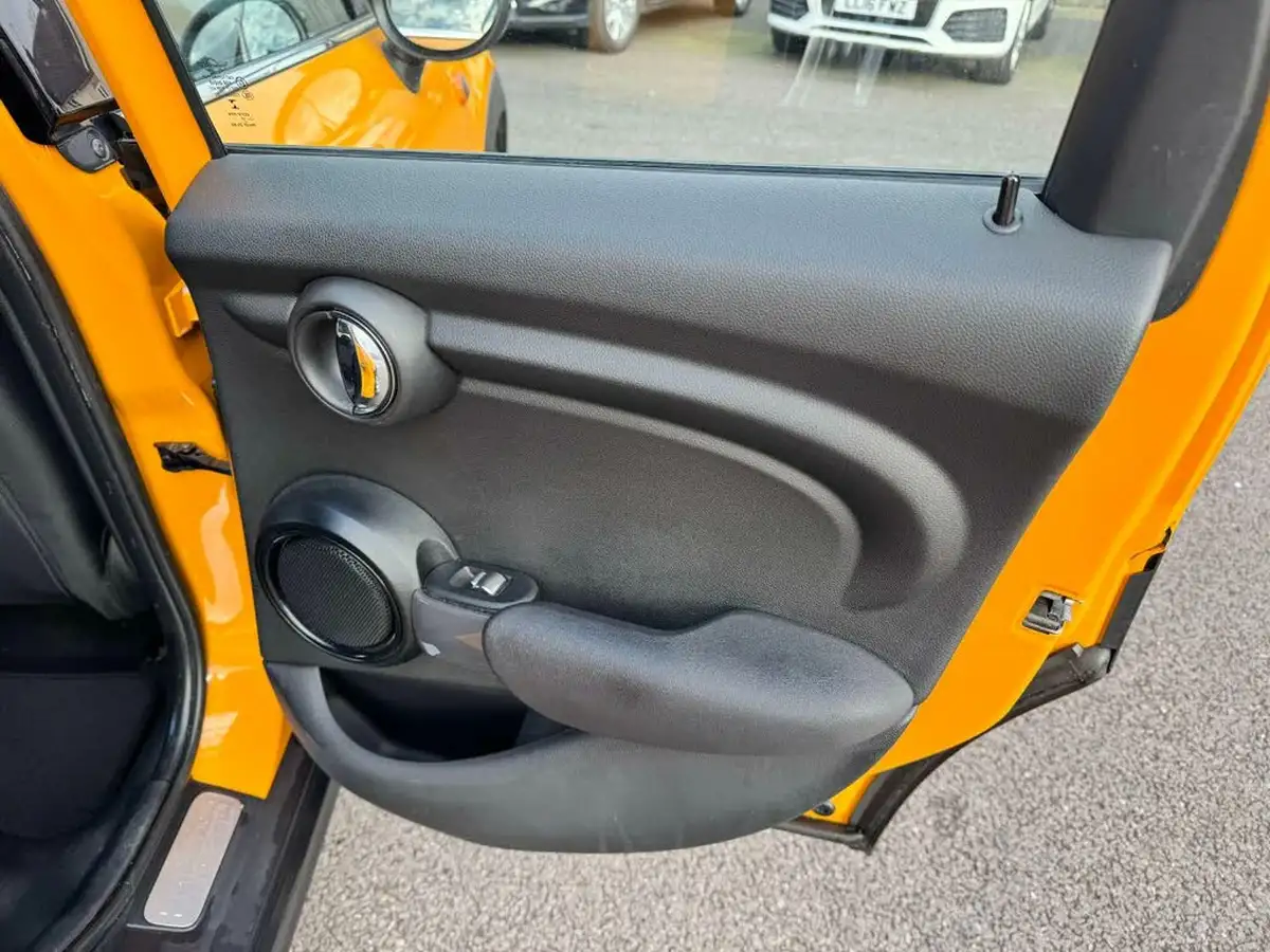 2015-mini-cooper-15-cooper-5d-auto-big-30