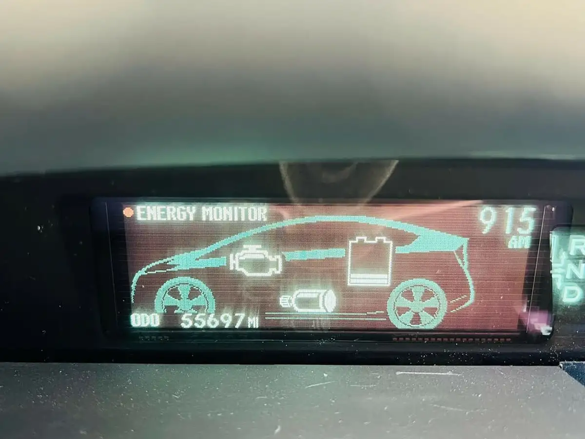 2010-toyota-prius-big-25