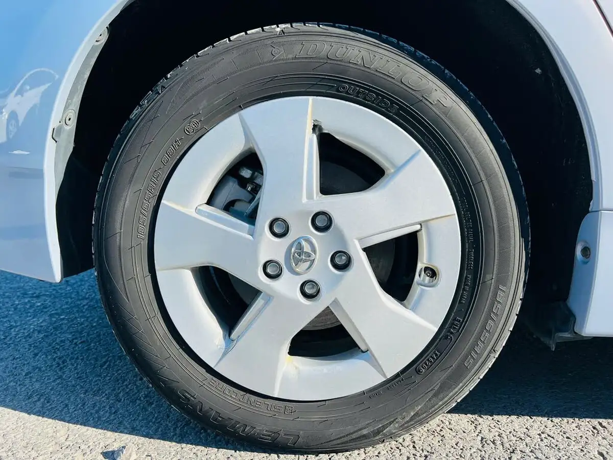 2010-toyota-prius-big-1