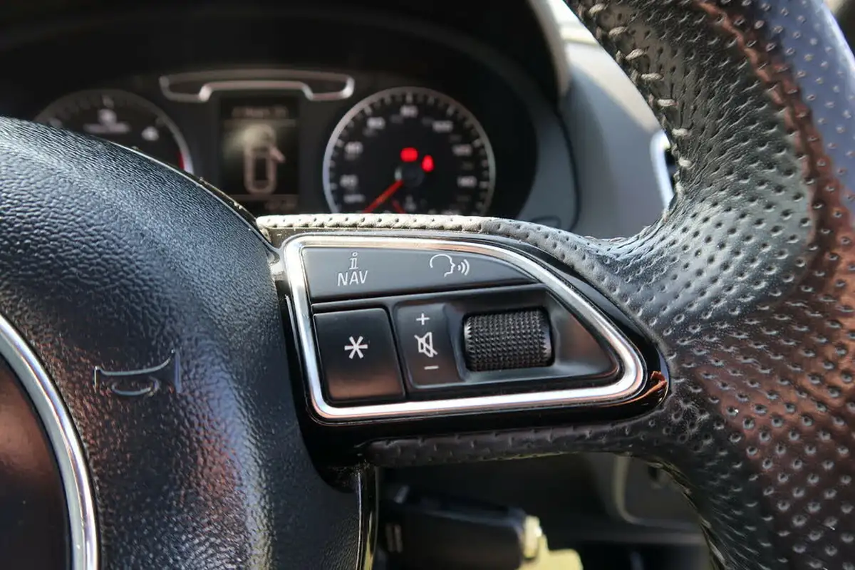 2012-audi-q3-20td-s-line-140ps-big-47