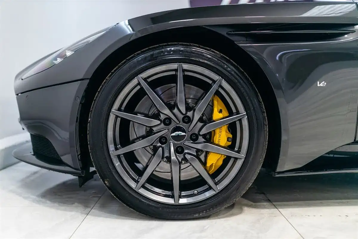 2017-aston-martin-db11-52-v12-big-10