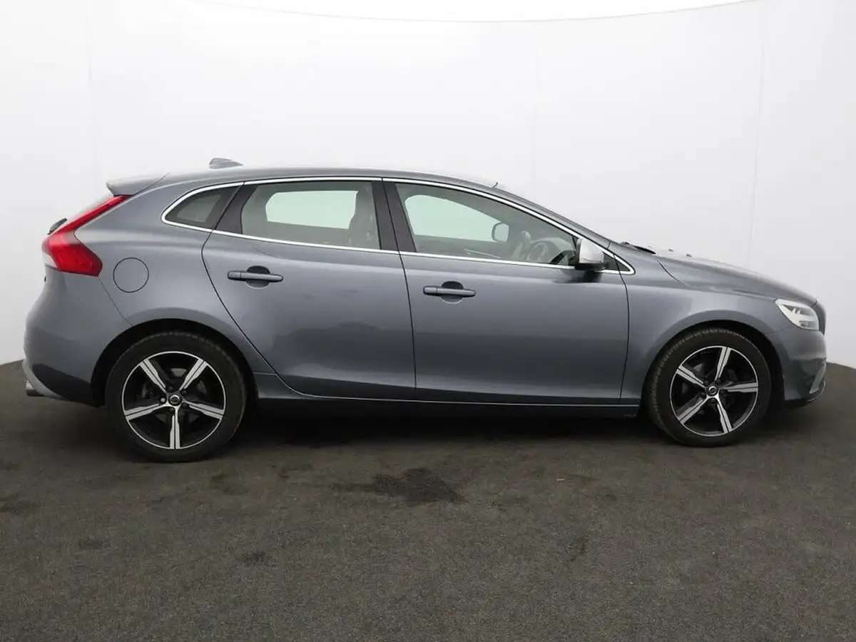 2016-volvo-v40-20td-d2-r-design-big-10