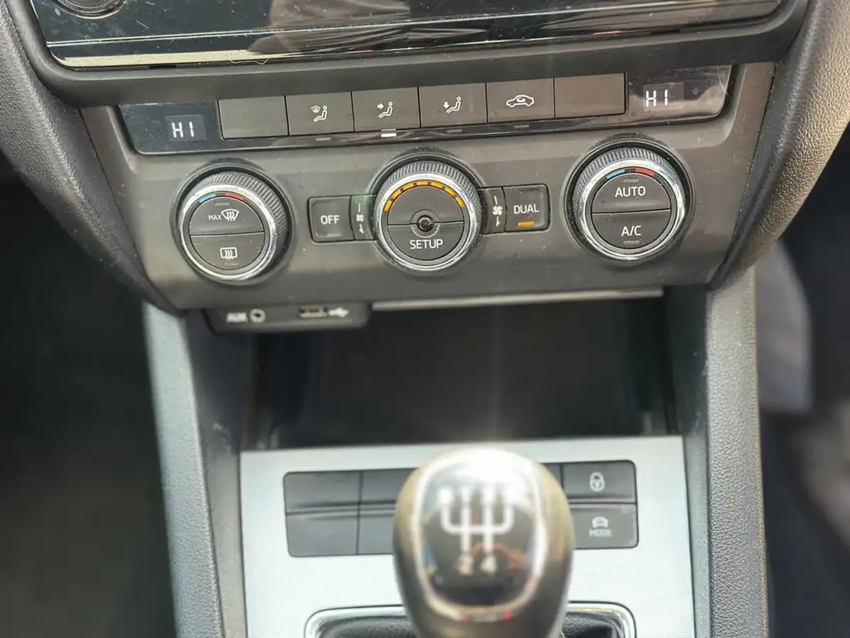 2014-skoda-octavia-16tdi-se-estate-big-44