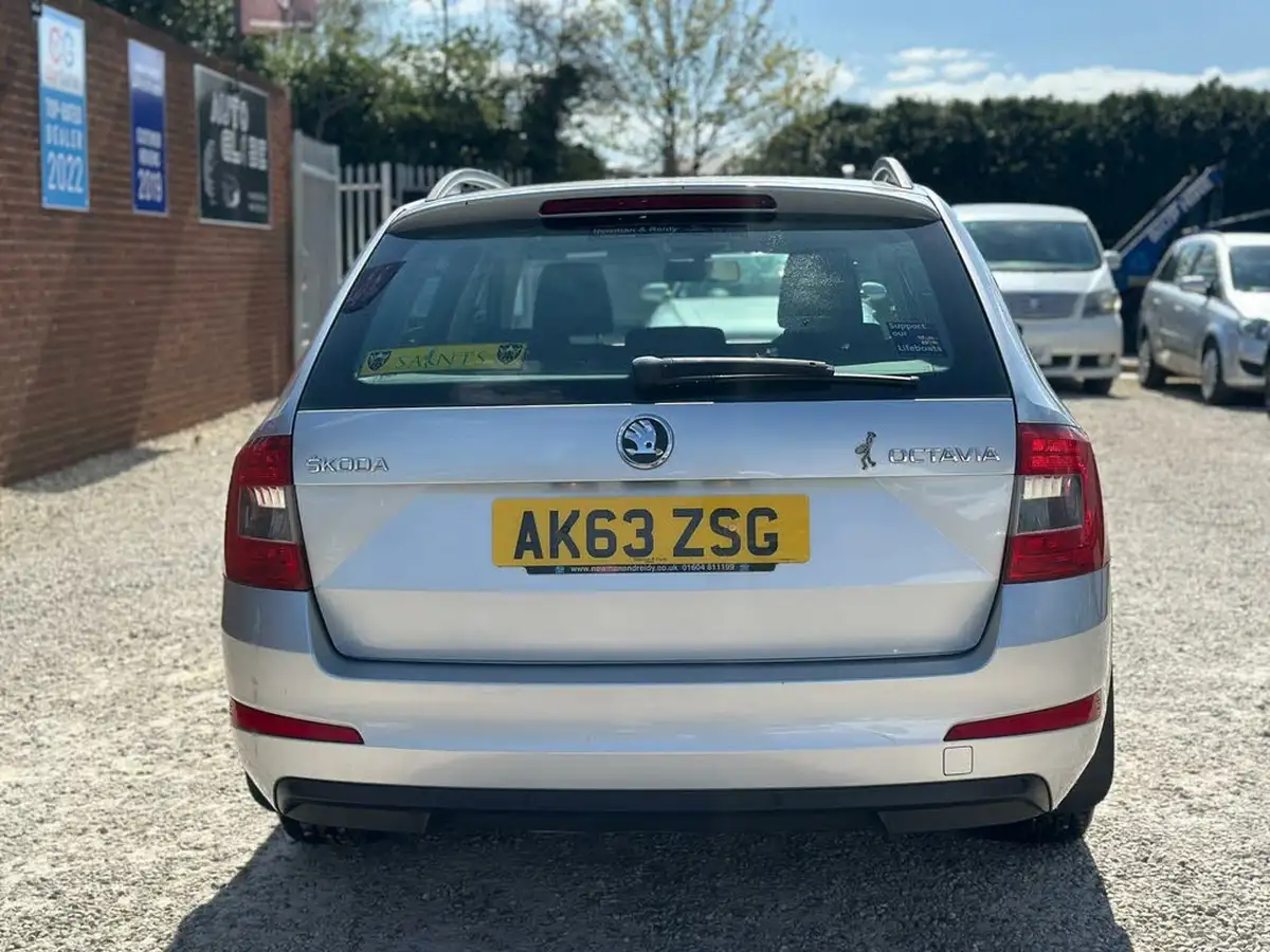 2014-skoda-octavia-16tdi-se-estate-big-16