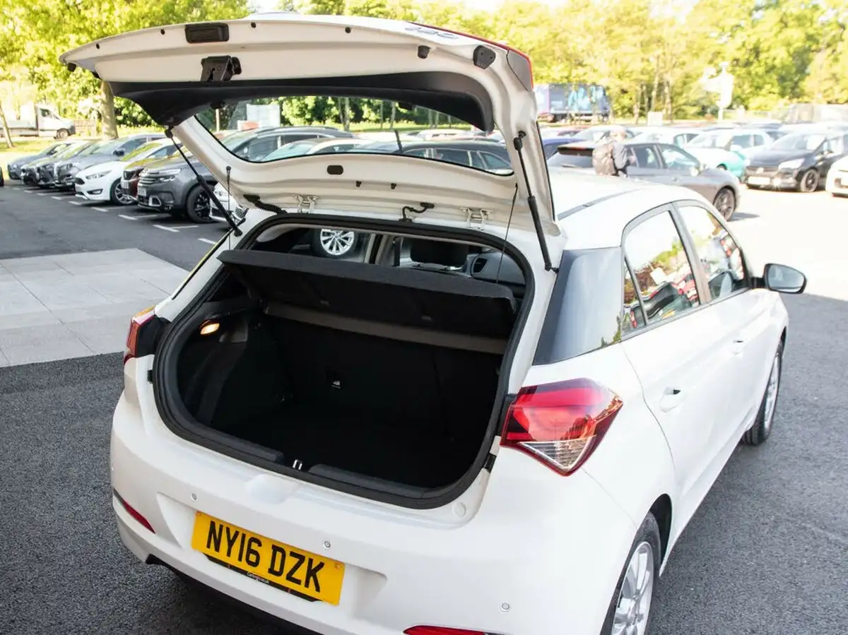 2016-hyundai-i20-12-se-hatchback-5d-big-30