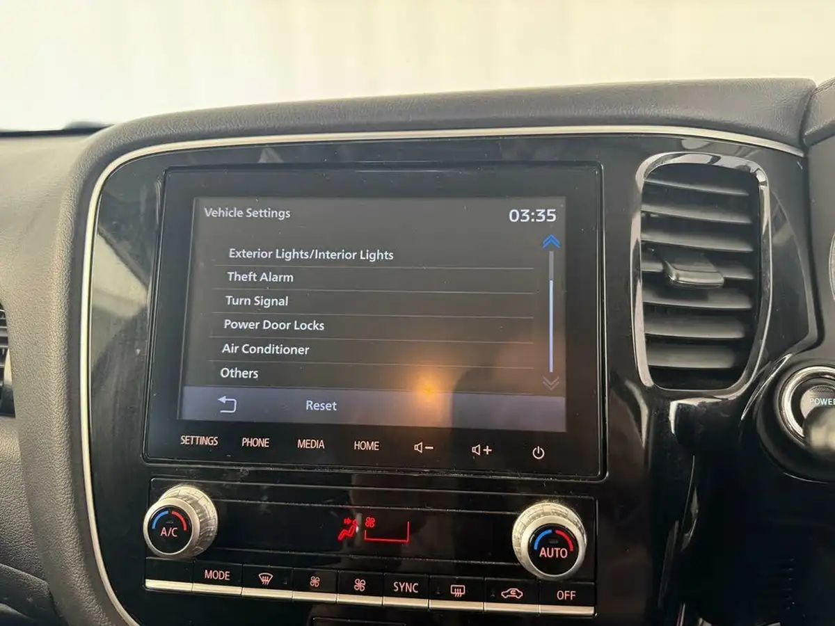 2020-mitsubishi-outlander-24-design-phev-big-23