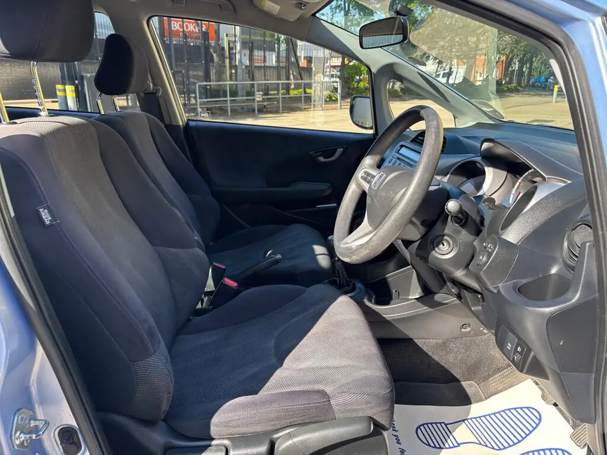2010-honda-jazz-14-es-t-big-10
