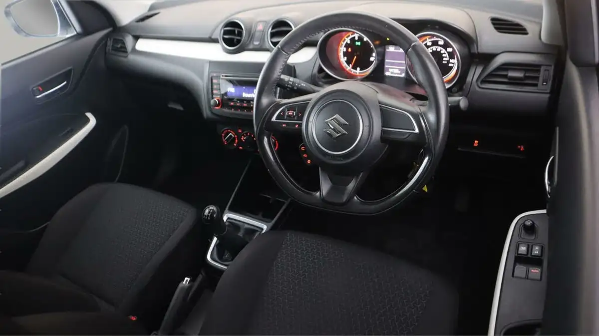 2019-suzuki-swift-12-dualjet-attitude-big-9