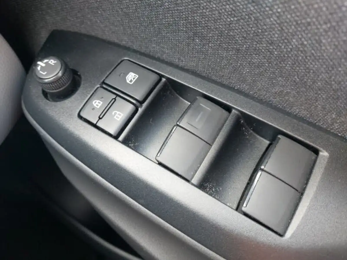 2022-toyota-yaris-cross-15-vvt-i-icon-big-18