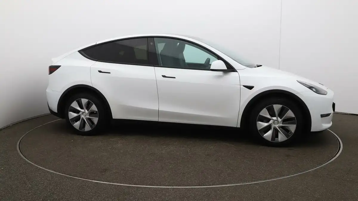 2022-tesla-model-y-e-long-range-big-47