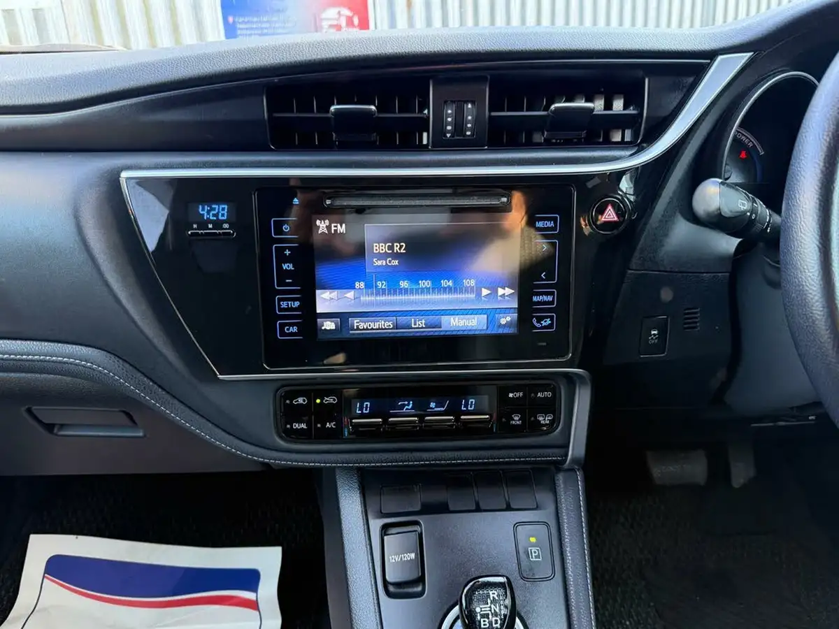 2016-toyota-auris-big-27
