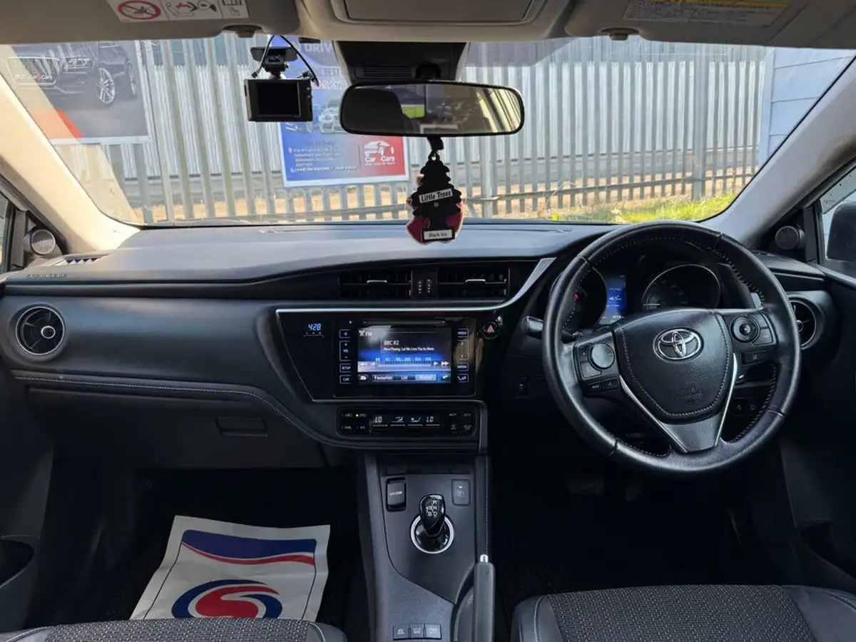 2016-toyota-auris-big-3