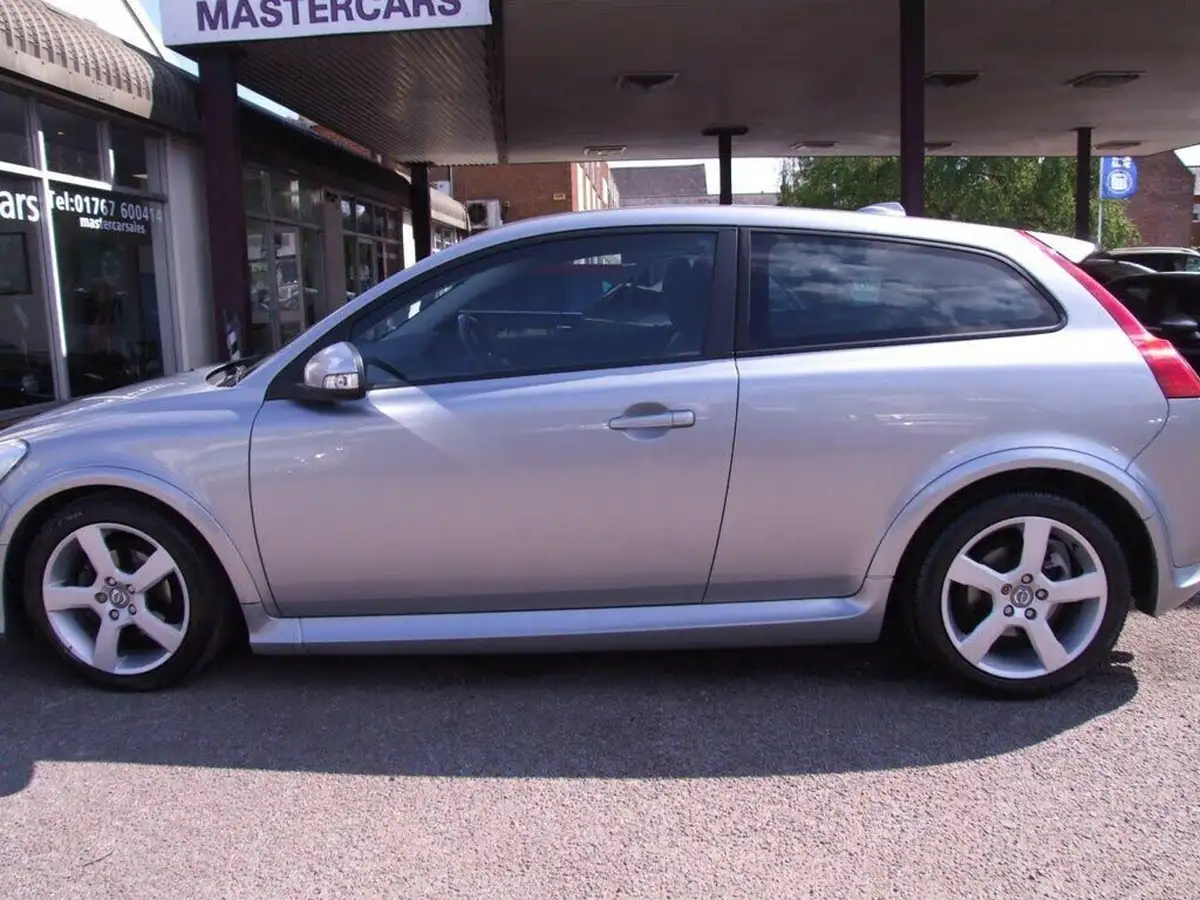 2010-volvo-c30-16td-r-design-big-10