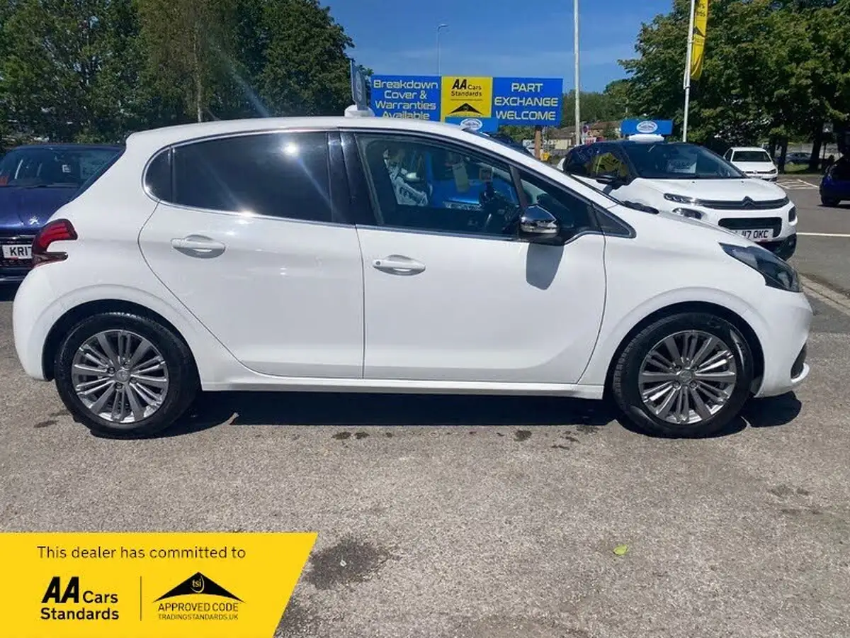 2017-peugeot-208-12-puretech-allure-82bhp-5d-big-2