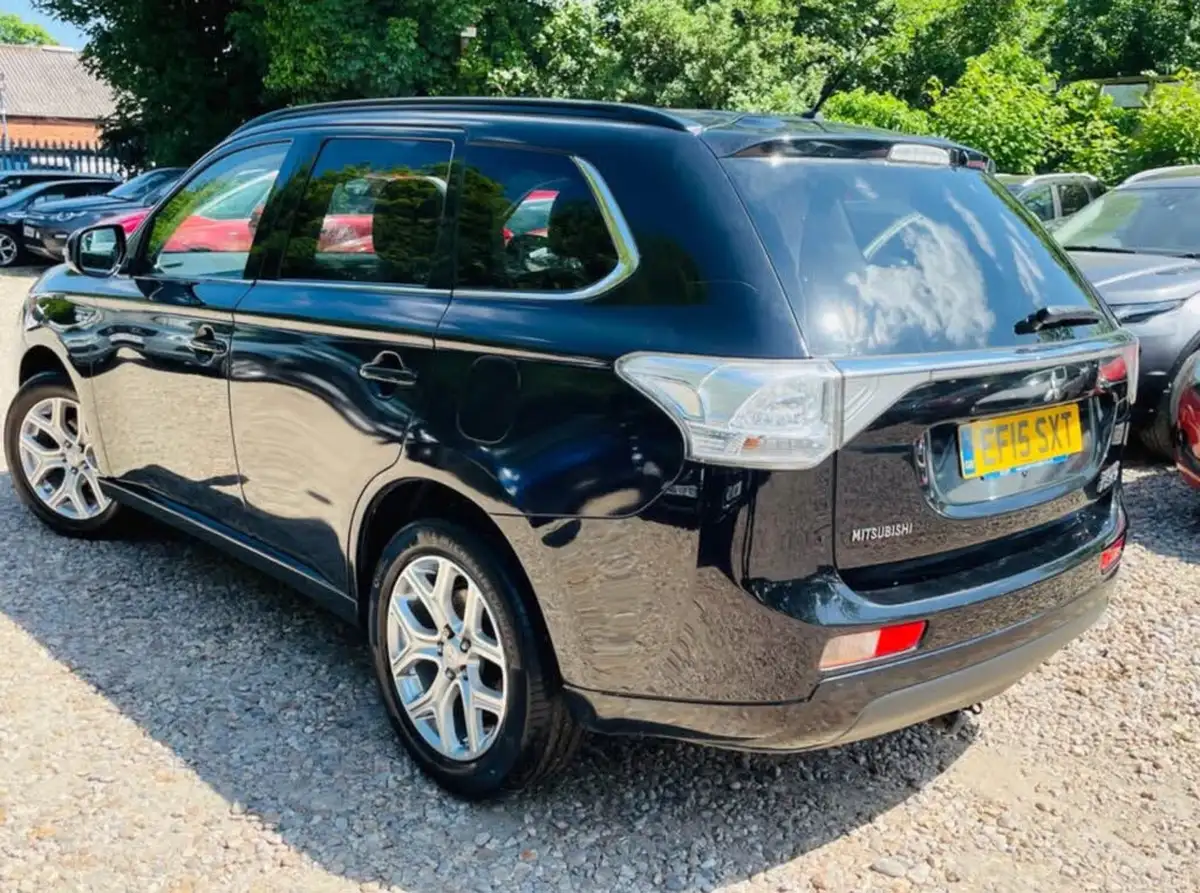 2015-mitsubishi-outlander-20-gx4h-phev-big-2