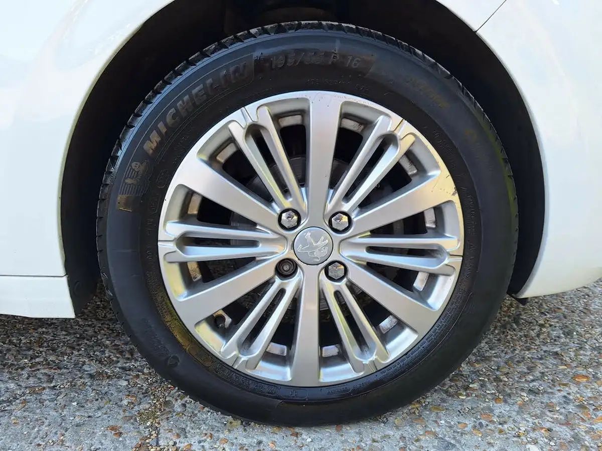 2019-peugeot-208-12-puretech-signature-big-38