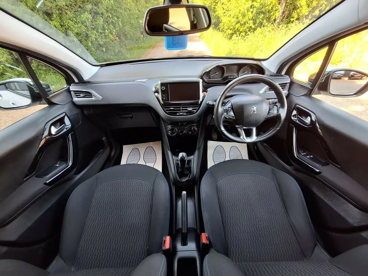 2019-peugeot-208-12-puretech-signature-big-10