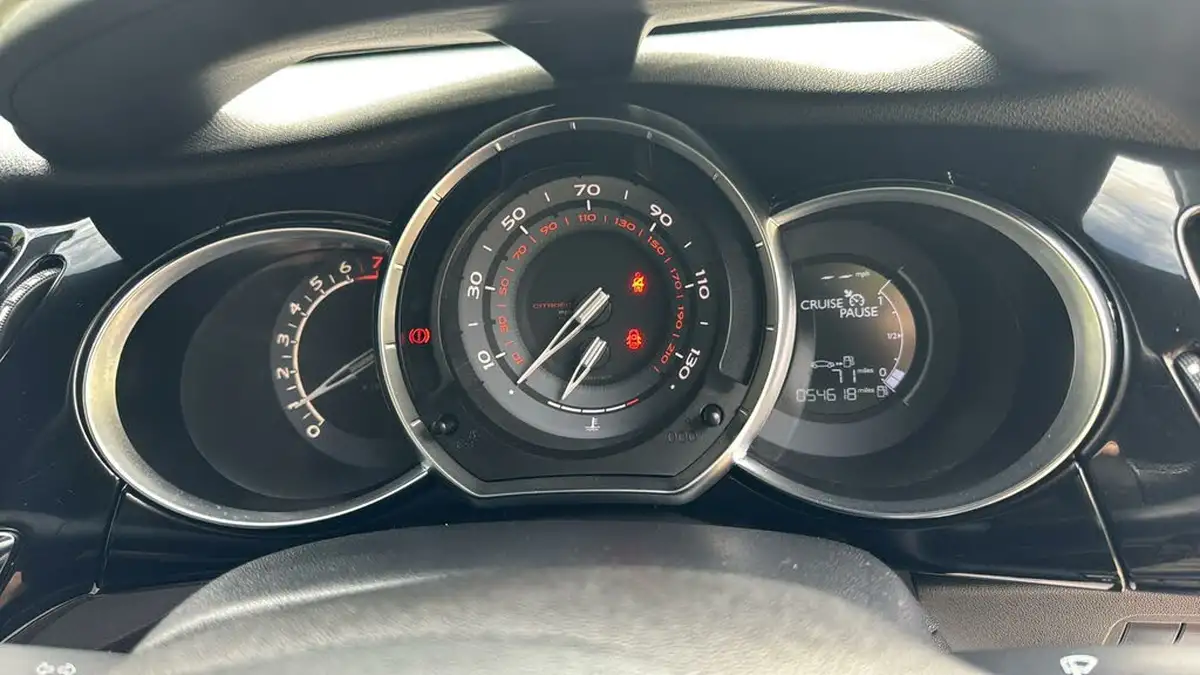 2015-citroen-ds3-12-dstyle-plus-big-36