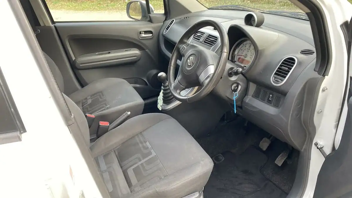 2012-suzuki-splash-10-sz2-big-23