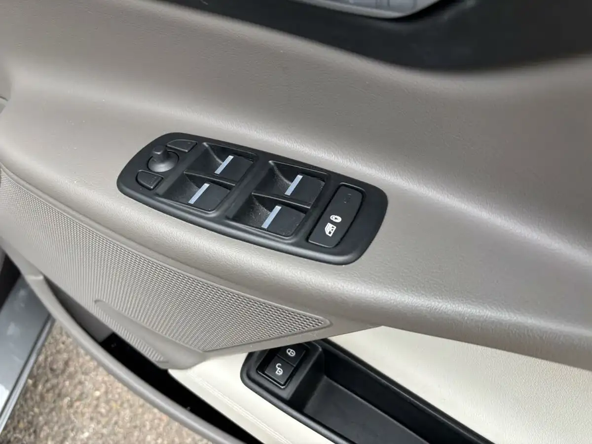 2018-jaguar-xe-20d-portfolio-180ps-1999cc-auto-big-37