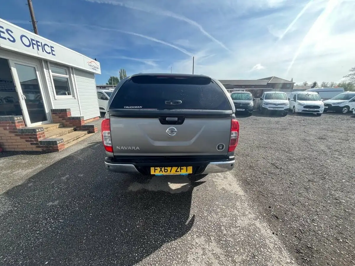 2017-nissan-navara-23dci-tekna-auto-big-5