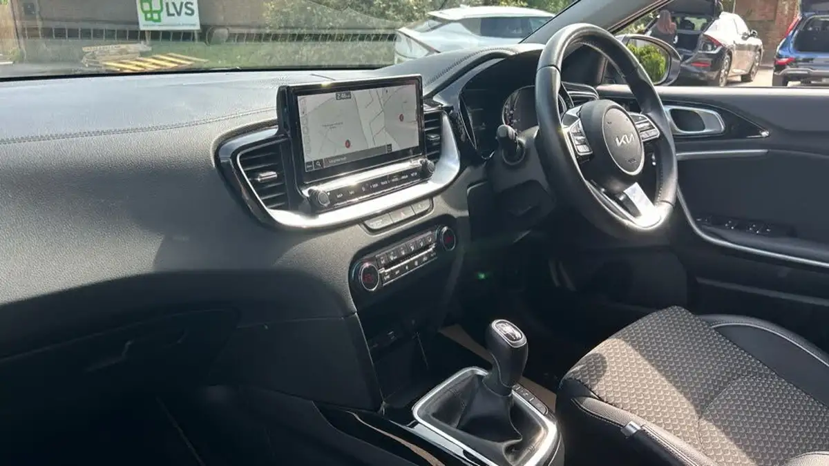 2022-kia-ceed-15-t-gdi-3-hatchback-big-2