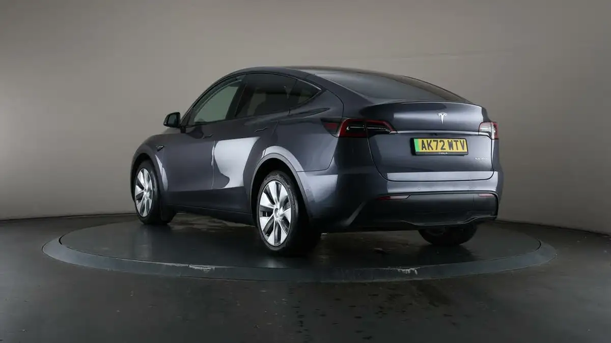 2022-tesla-model-y-e-long-range-big-66