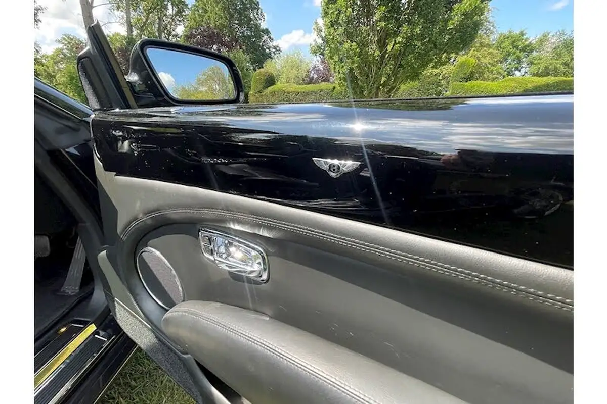 2006-bentley-azure-68-big-40