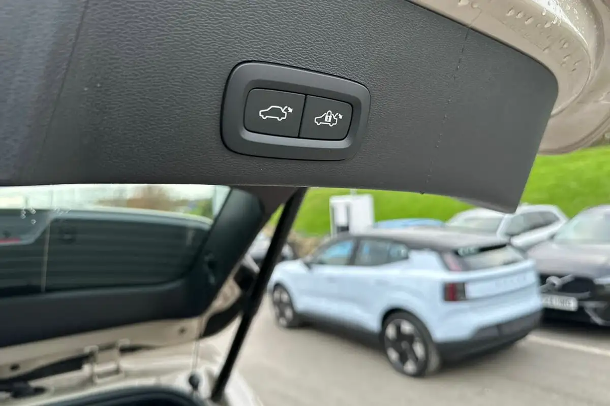2024-volvo-xc40-20-b3-plus-big-25