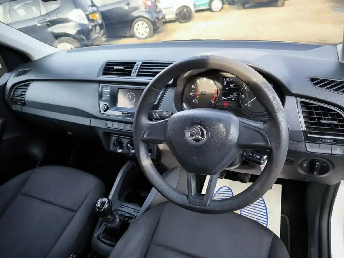 2015-skoda-fabia-10-s-hatchback-big-11