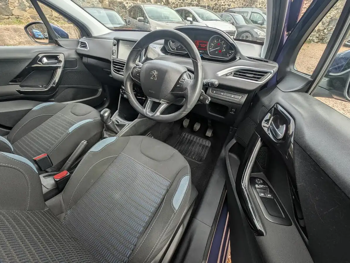 2014-peugeot-208-12-allure-vti-5d-big-7
