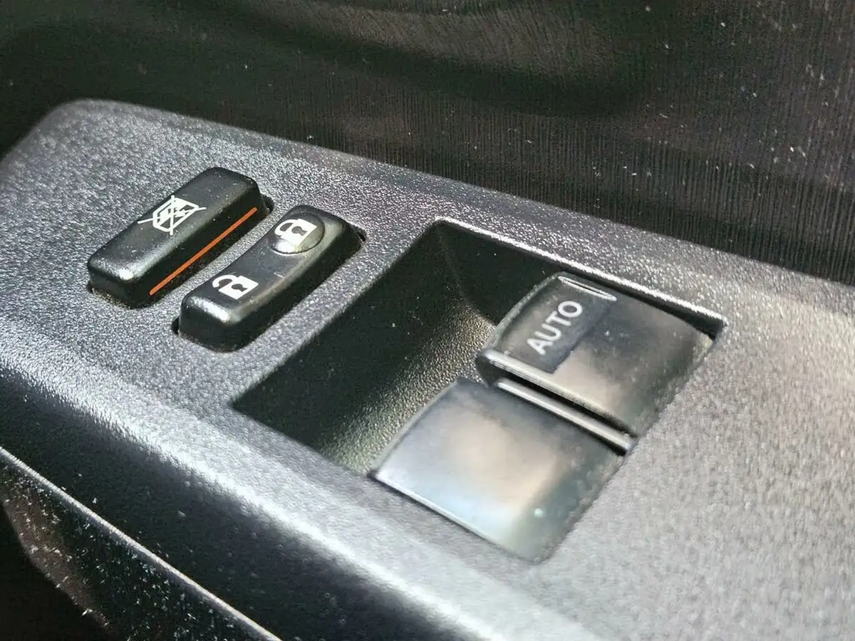 2012-toyota-yaris-133-tr-vvt-i-5d-big-18