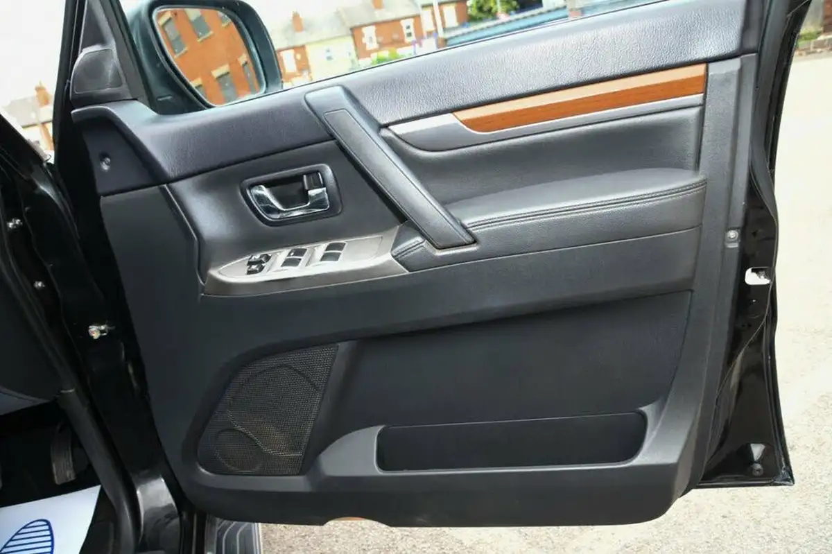 2013-mitsubishi-shogun-32td-sg3-big-23