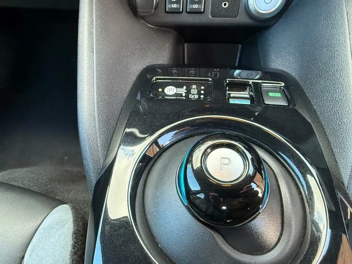 2020-nissan-leaf-e-tekna-big-25
