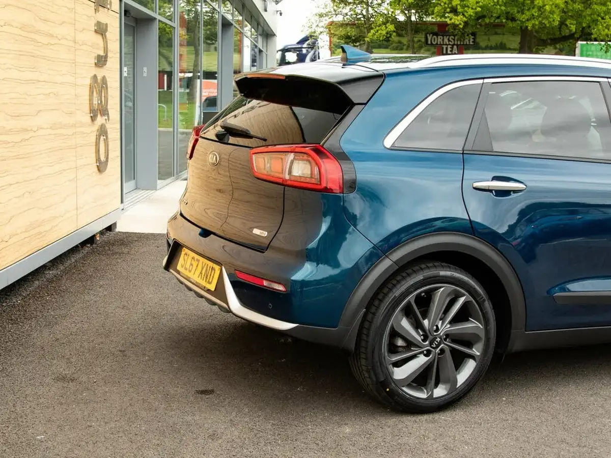 2017-kia-niro-16-gdi-first-edition-big-7