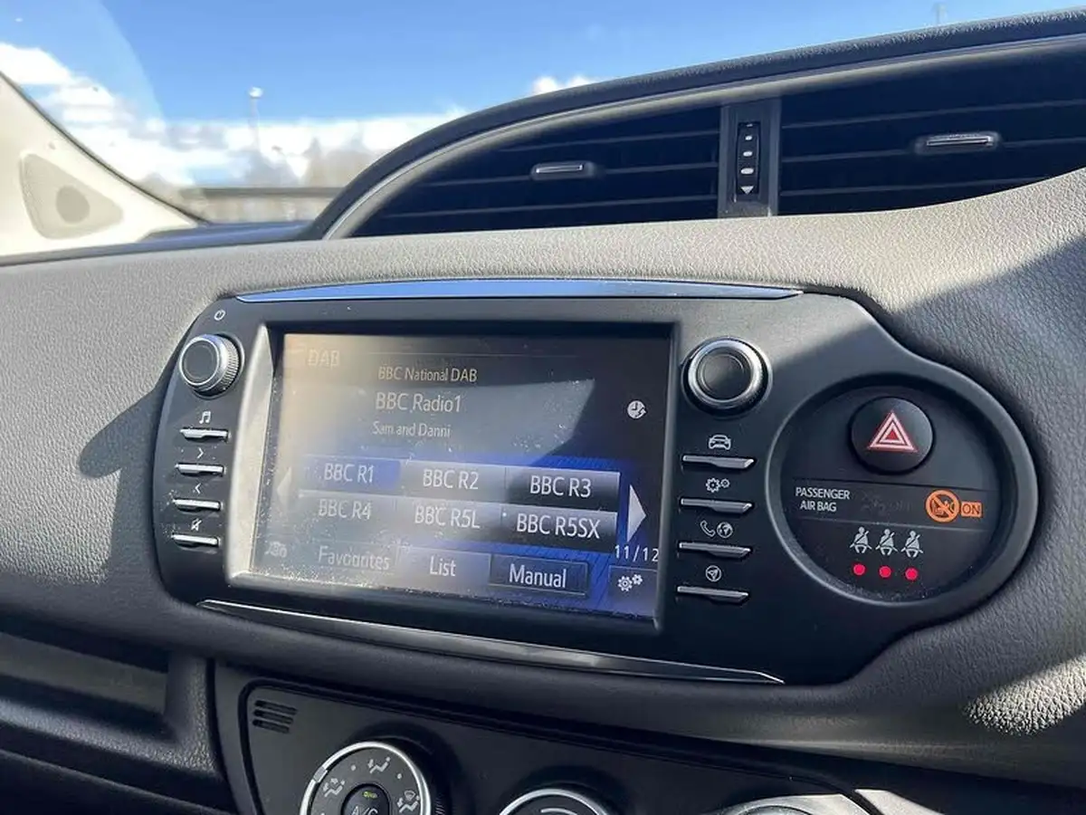 2019-toyota-yaris-15-vvt-i-icon-tech-111bhp-1496cc-big-4
