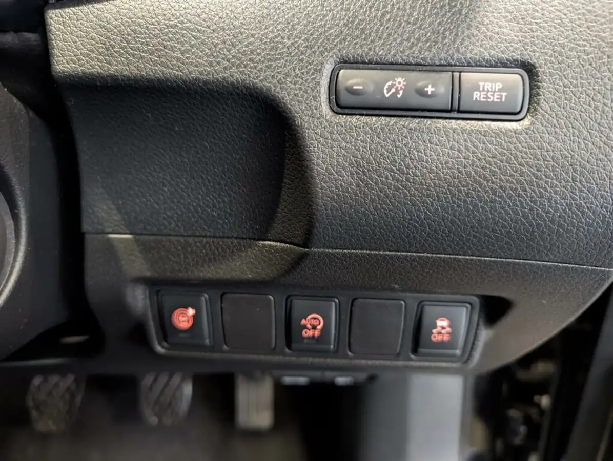 2014-nissan-pulsar-15dci-tekna-big-19