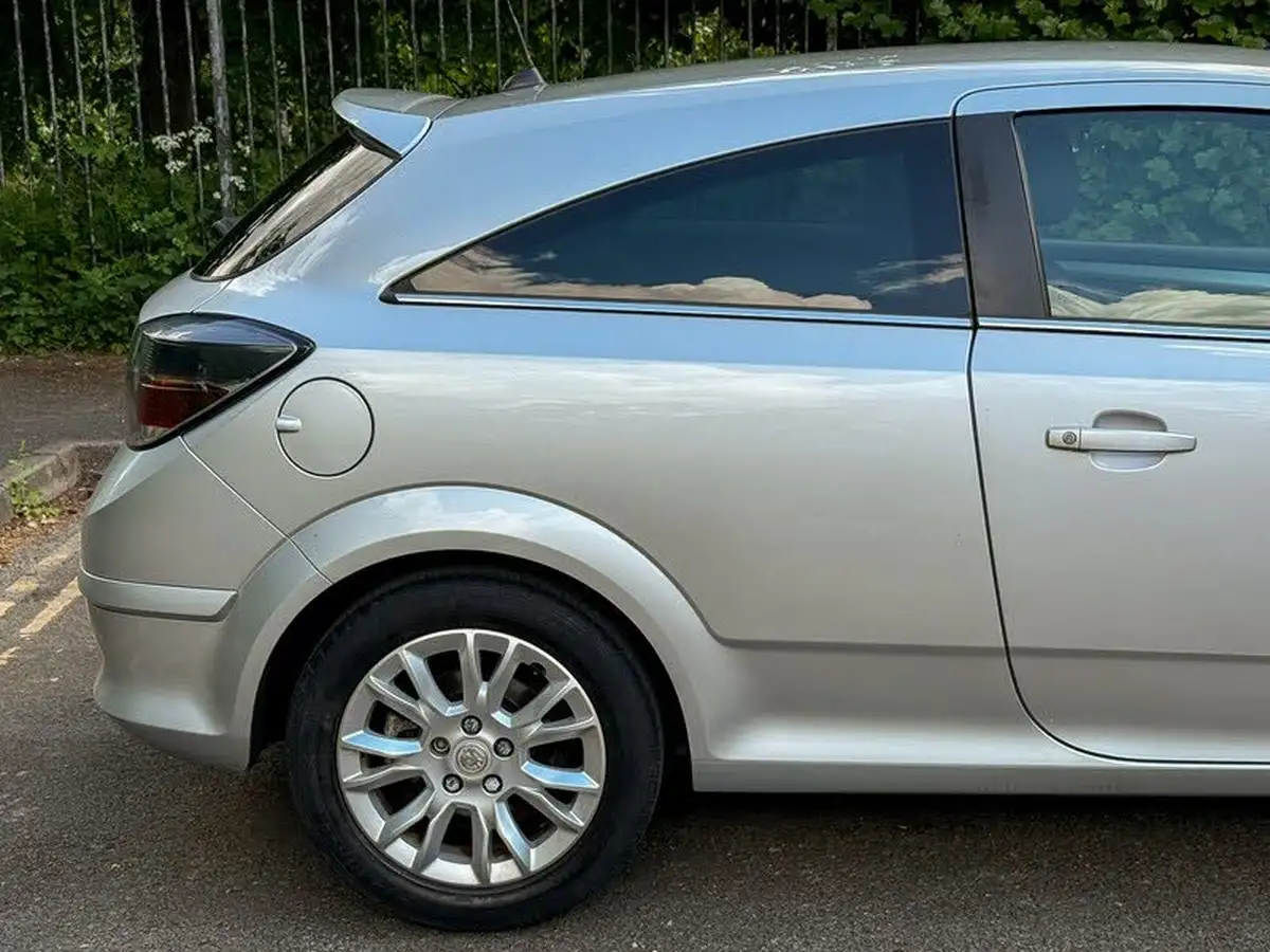 2011-vauxhall-astra-16-sri-16v-vvt-sport-hatch-3d-big-10