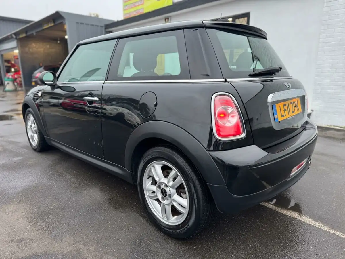 2011-mini-cooper-16-one-98bhp-hatchback-3d-big-19