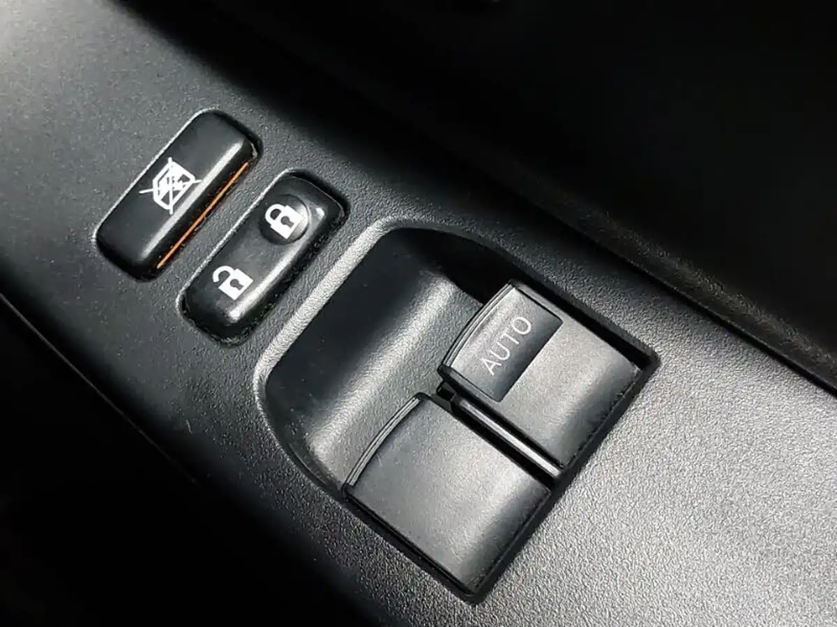 2016-toyota-yaris-133-icon-vvt-i-5d-big-17