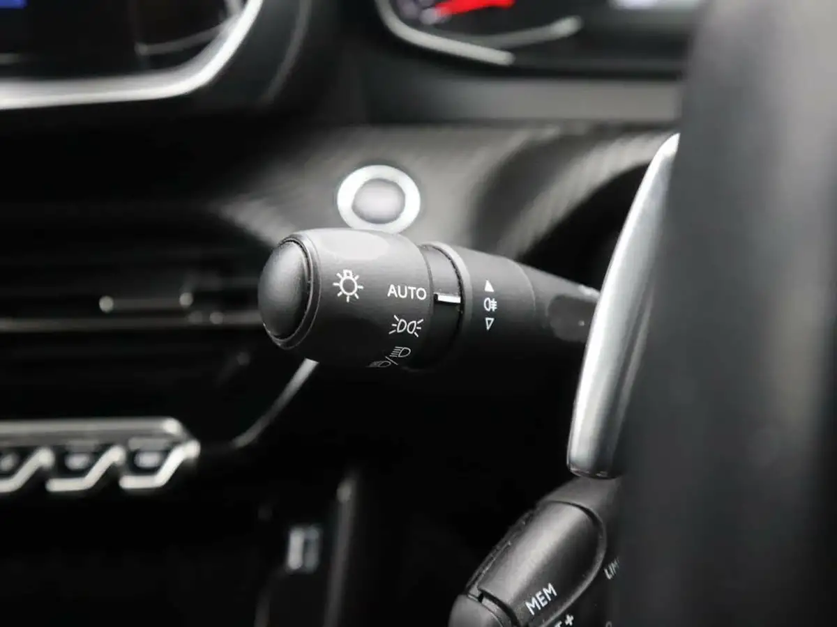 2021-peugeot-2008-suv-12-puretech-allure-130bhp-eat8-big-32