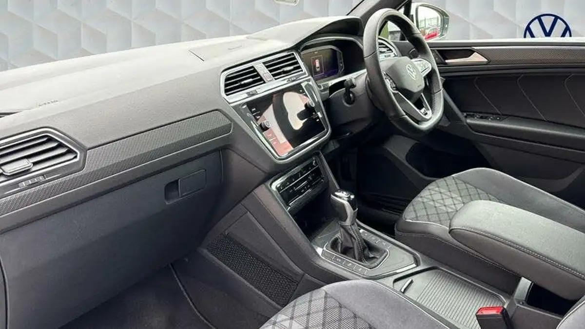 2023-volkswagen-tiguan-15-tsi-r-line-big-1