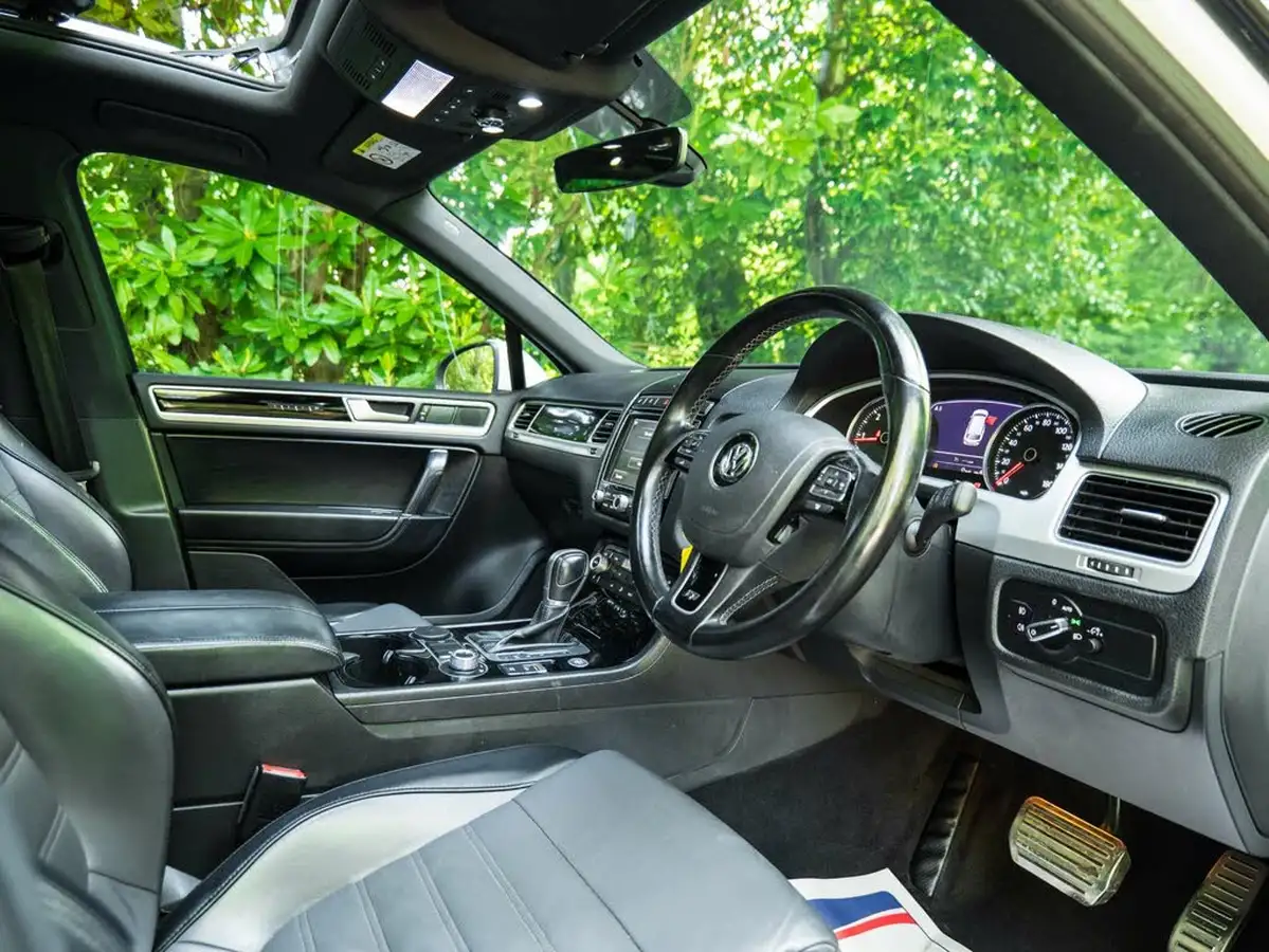 2017-volkswagen-touareg-30tdi-r-line-plus-262ps-ss-2967cc-big-9